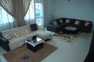 spacieux salon avec tout confort et plusieurs terrasses