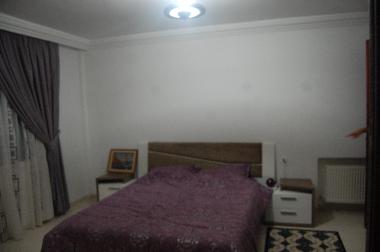 chambre avec lit double confortable et chambre dressing ensuite 