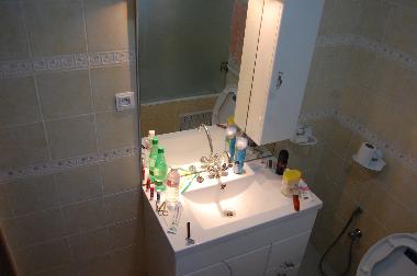 salle de bain avec douche et jacuzzi