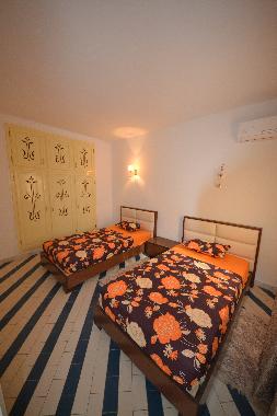 chambre avec deux lits queen-size confortables