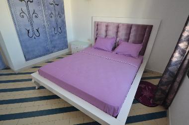 chambre avec lit double confortable et salle de bain ensuite