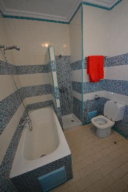 salle de bain avec baignoire et duche