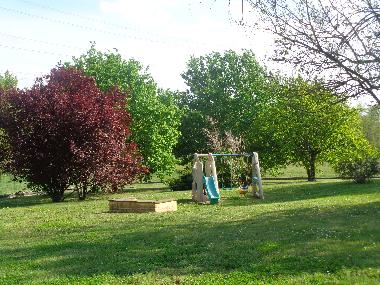 Jardin avec les jeux pour les enfants