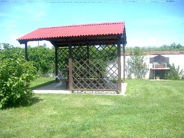 Barbecue et gazebo pour le dinner 