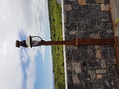 vue espace verte - Mur en pierre bleu de java - 10 pylone en bois avec lanterne nocturne