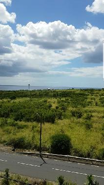 Route pricipale flic en flac avec aret dautobus en face