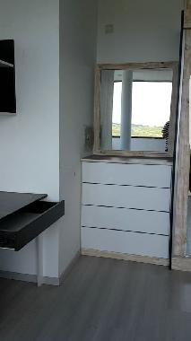 Commodes,bureau et grande pendrerie