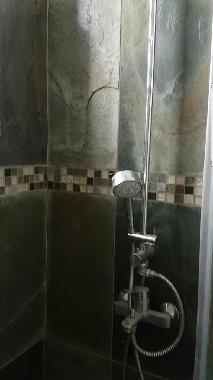 Salle de bain en commun - pierre ardoises