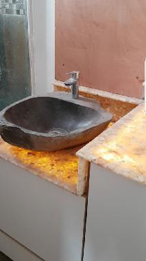 Lavabo pierre naturelle avec surface panneaux transluminescente.Mirroir a terminer bientot