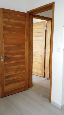 6 portes interieur teak massif -parquet laminees dans les 3 chambres