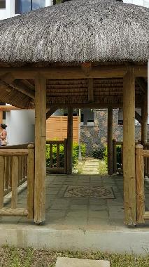 Kiosk sur la piscine pour fetes ,anniversaire,dejeuner et diner.Tables et chaises prevues