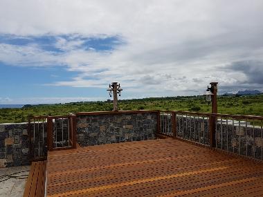 platforme avec decking bois et bassin,cascade et douche chaude +froide