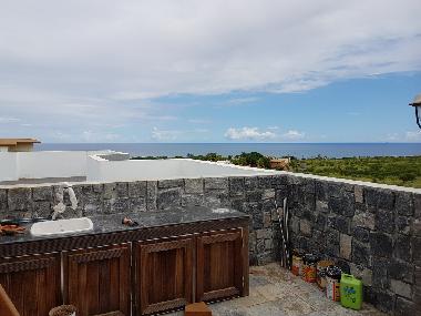 Table de cuisine vue sur mer et evier ceramic.Coin barbeque WEBER a etre installee bientot