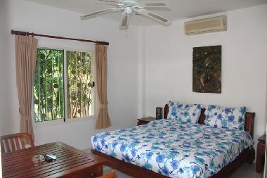 Chambre no 3 avec lit king size , clim , ventilateur et tele ecran plat