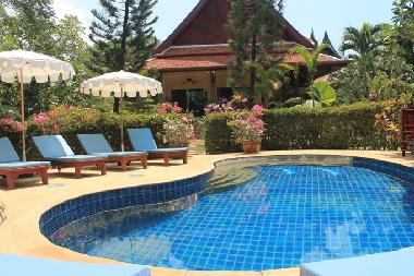 La piscine et son jacuzzi devant la maison