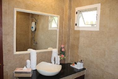Salle de bain avec lavabo , douche et WC