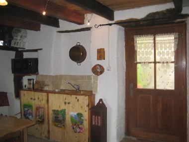 une table de ferme avec 6 chaises, un meuble de rangement ustensiles, vaisselle, cafeti�re, batteur.