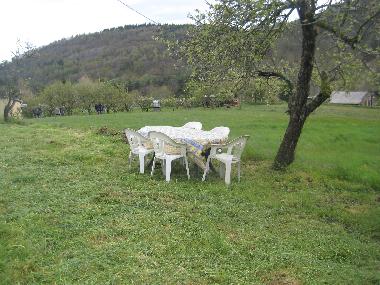 Espaces verts:Un champ avec possibilit� de planter une tente; une table et des chaises de jardin son