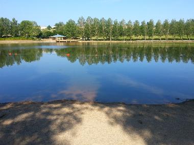 Lac aux Ramiers a 8km  Plage en sable et en herbe. Surveillance assur�e en juillet-ao�t tous les jou