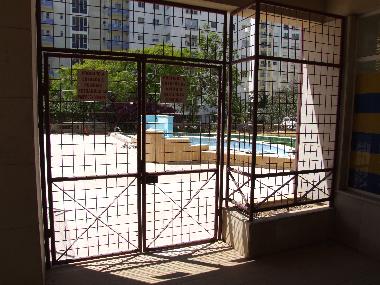 Piscine avec aire de jeu pour enfants ferme