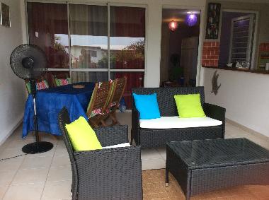 Terrasse avec la baie vitr�e de la chambre attenante et ses voilages