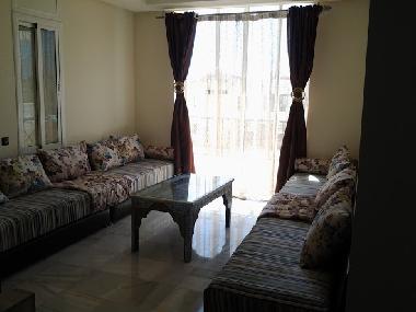 salon marocain donnant sur terasse avant