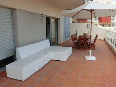 tr�s grande terrasse au rez acc�s direct piscines et jardins