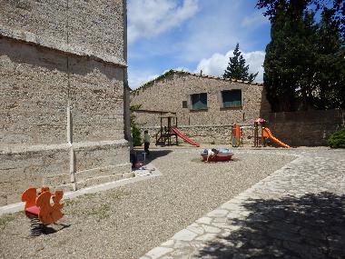 petit parc de jeux  30 mtres de la maison.