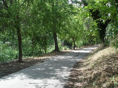 Chemin de balade qui longe la rivire 