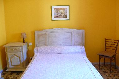 Chambre donnant sur petite terrasse.