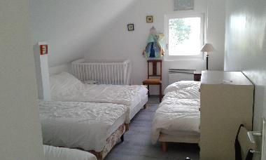 Le dortoir. 3 lits simples + lit double 130 + lit bb. 1er tage