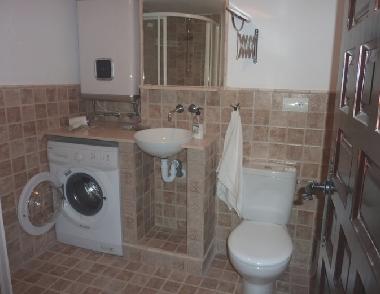 Salle de bain avec douche - Machine  laver le linge - Draps compris