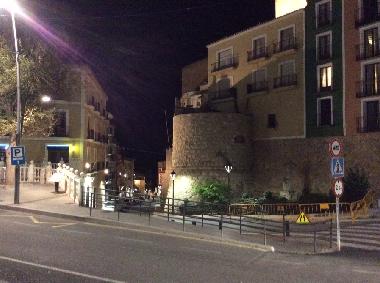 La vue arrire de l appartement (clair) et la rue  descendre vers la plage