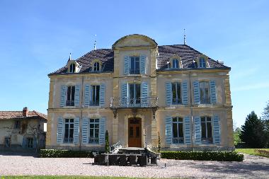 Palais / Chteau /en/au La Pacaudiere (Loire)ou appartement ou maison de vacances