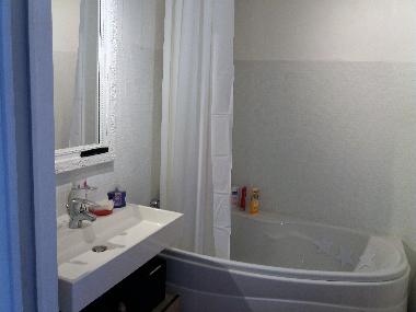 salle de bains baignoire rideau douche