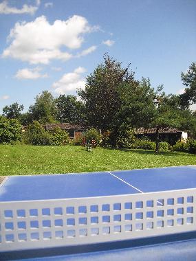 Sur le domaine, ping-pong et ptanque (jeux  disposition dans les chalets)