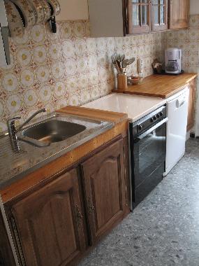 Cuisine : Lave vaisselle, gazini�re et four, nombreux rangements