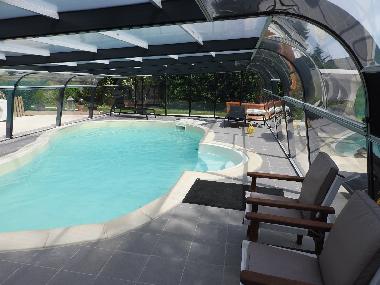 La piscine chauffe et sa nage  contre courant