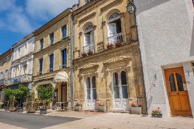 Chambre avec petit d�jeuner �/en/au Lauzun (Lot-et-Garonne)ou appartement ou maison de vacances