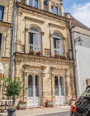 Chambre avec petit d�jeuner �/en/au Lauzun (Lot-et-Garonne)ou appartement ou maison de vacances