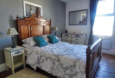 Chambre avec petit d�jeuner �/en/au Lauzun (Lot-et-Garonne)ou appartement ou maison de vacances