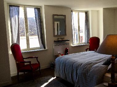 Chambre avec petit d�jeuner �/en/au Lauzun (Lot-et-Garonne)ou appartement ou maison de vacances