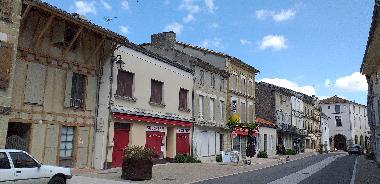 Chambre avec petit d�jeuner �/en/au Lauzun (Lot-et-Garonne)ou appartement ou maison de vacances