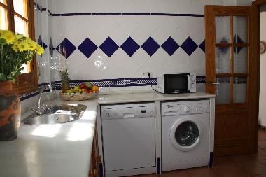 Cuisine enti�rement �quip�e:  R�frig�rateur, cong�lateur, lave-linge, lave-vaisselle, micro-ondes, c